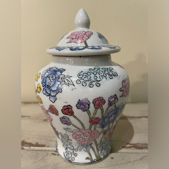 Vintage Chinese Temple Jar - Picture 2 of 9